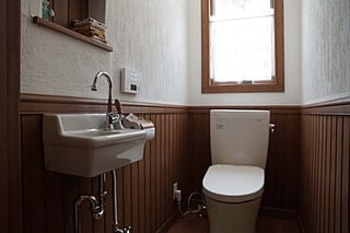 内観 輸入住宅 トイレ 手洗い 板張り 珪藻土