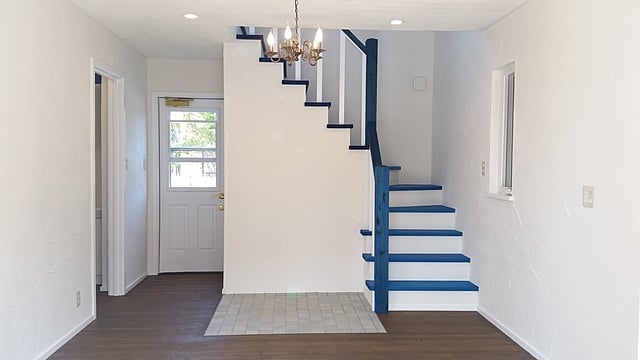内観 輸入住宅 リビング階段 ブルー