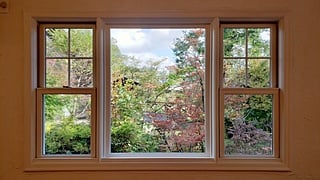 内観 輸入住宅 北米 ダイニング 輸入木製窓  景色を取り込む 珪藻土 自然素材仕上げ