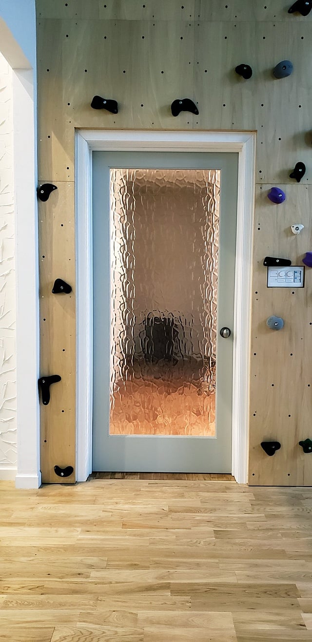 内観 輸入住宅 北米 リビング 輸入ドア デザインガラス ボルダリング壁